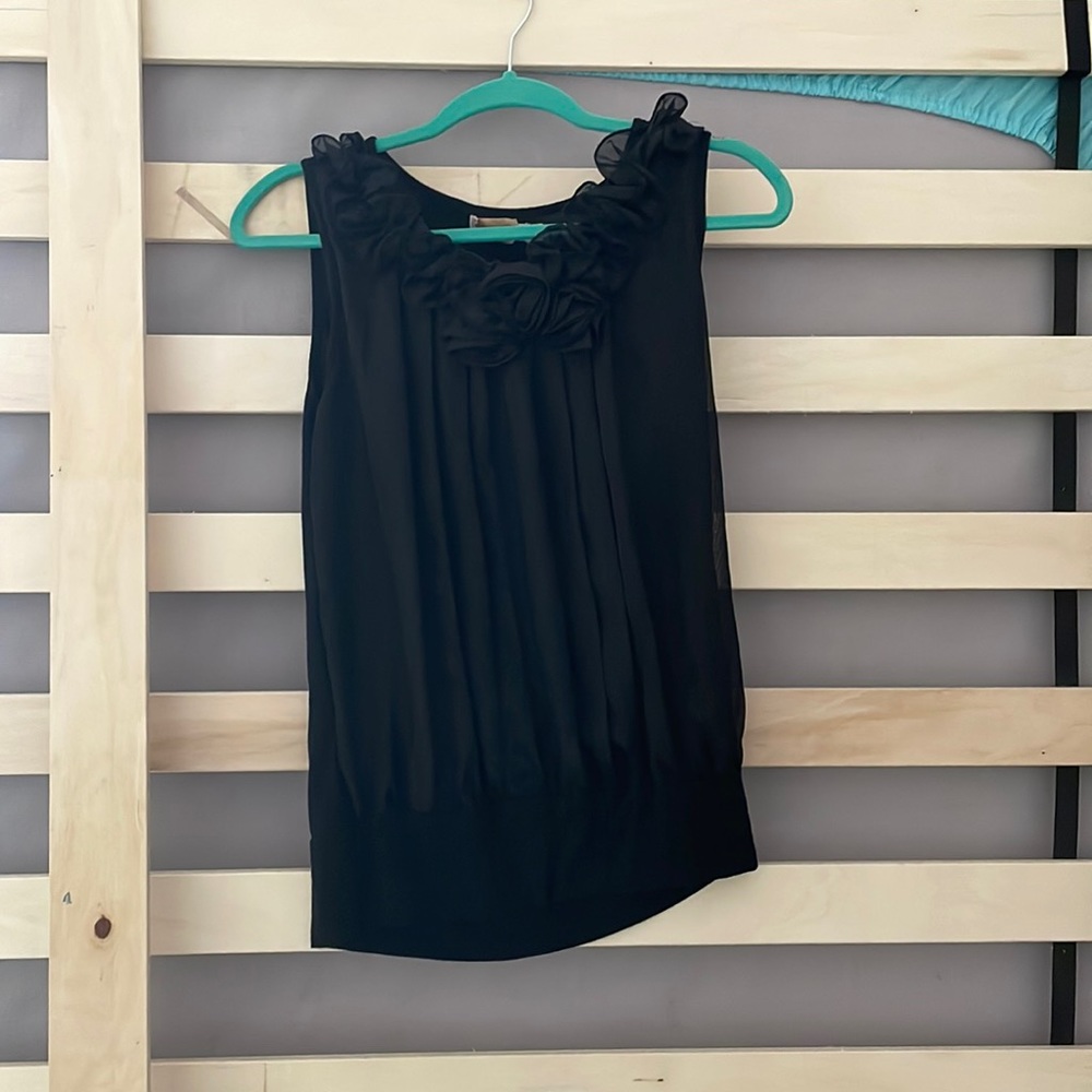 Black no-sleeved blouse